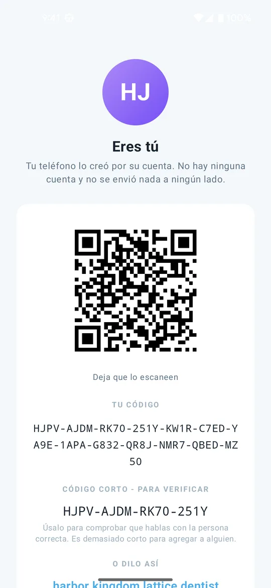La pantalla de identidad de Clavenzo: un código QR, el código completo debajo y el código corto para comprobar con quién hablas.