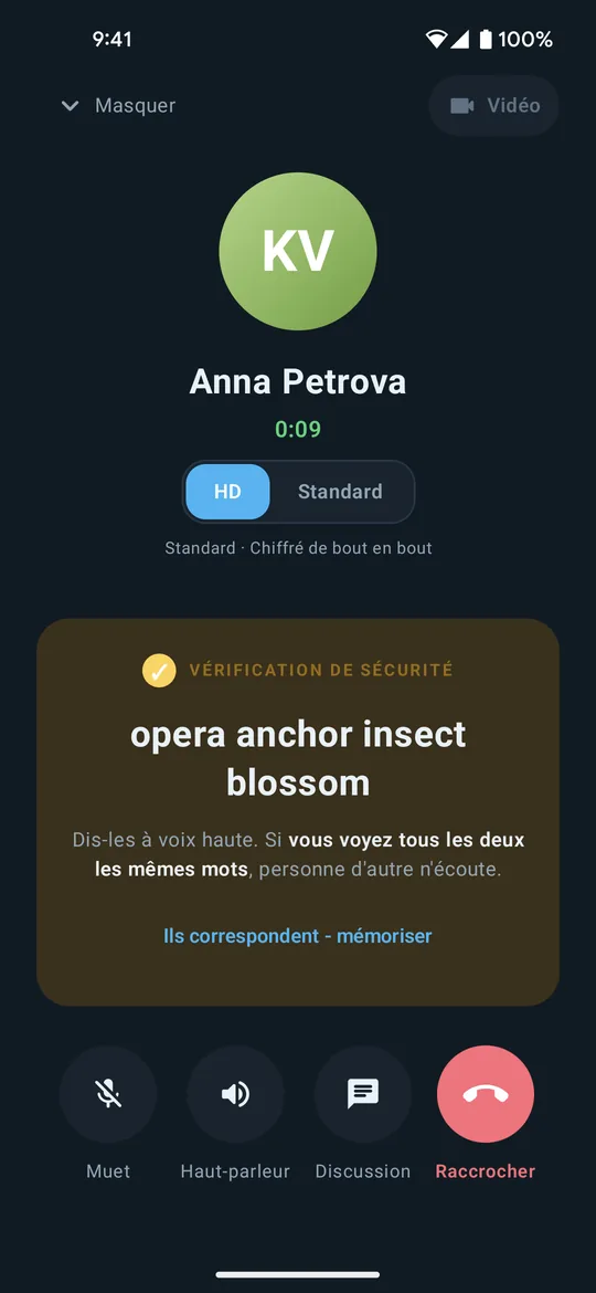 L'écran d'appel de Clavenzo pendant un appel : l'appelant, la durée, le choix entre HD et standard, et les quatre mots de sécurité à lire à voix haute.