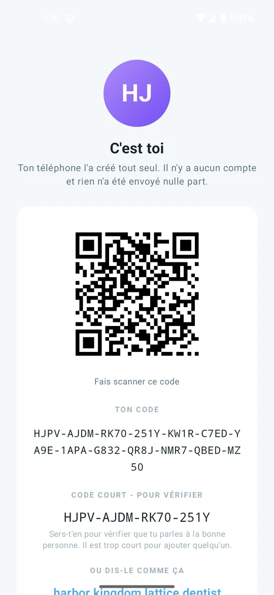 L'écran d'identité de Clavenzo : un QR code, le code complet en dessous et le code court qui sert à vérifier à qui vous parlez.