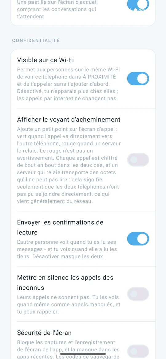 Les réglages de confidentialité de Clavenzo : visible sur ce Wi-Fi, le voyant d'acheminement, les accusés de lecture, le silence pour les inconnus et la sécurité de l'écran.