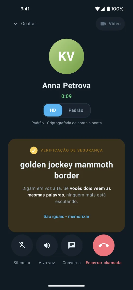 O ecrã de chamada do Clavenzo durante uma chamada: quem liga, a duração, o seletor entre HD e padrão, e as quatro palavras de segurança para ler em voz alta.