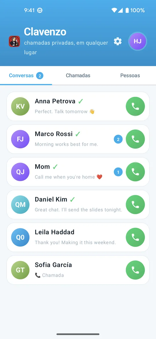 A lista de conversas do Clavenzo: cinco pessoas, os separadores Conversas, Chamadas e Pessoas, e um botão verde de chamada em cada linha.