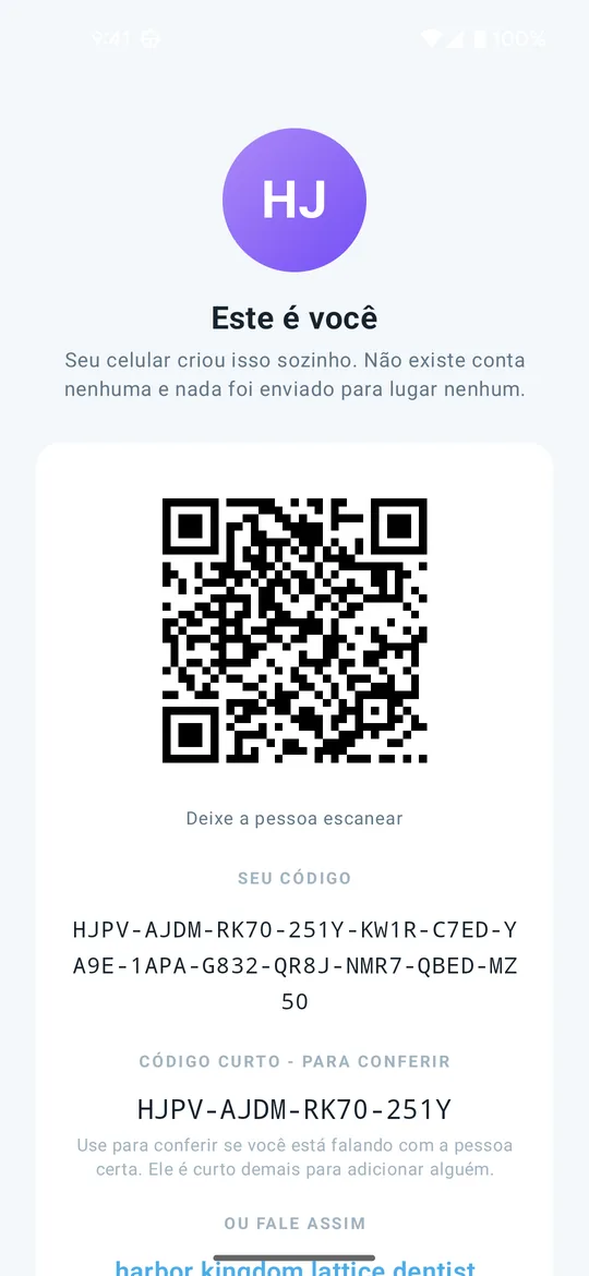O ecrã de identidade do Clavenzo: um código QR, o código completo por baixo e o código curto para confirmar com quem está a falar.