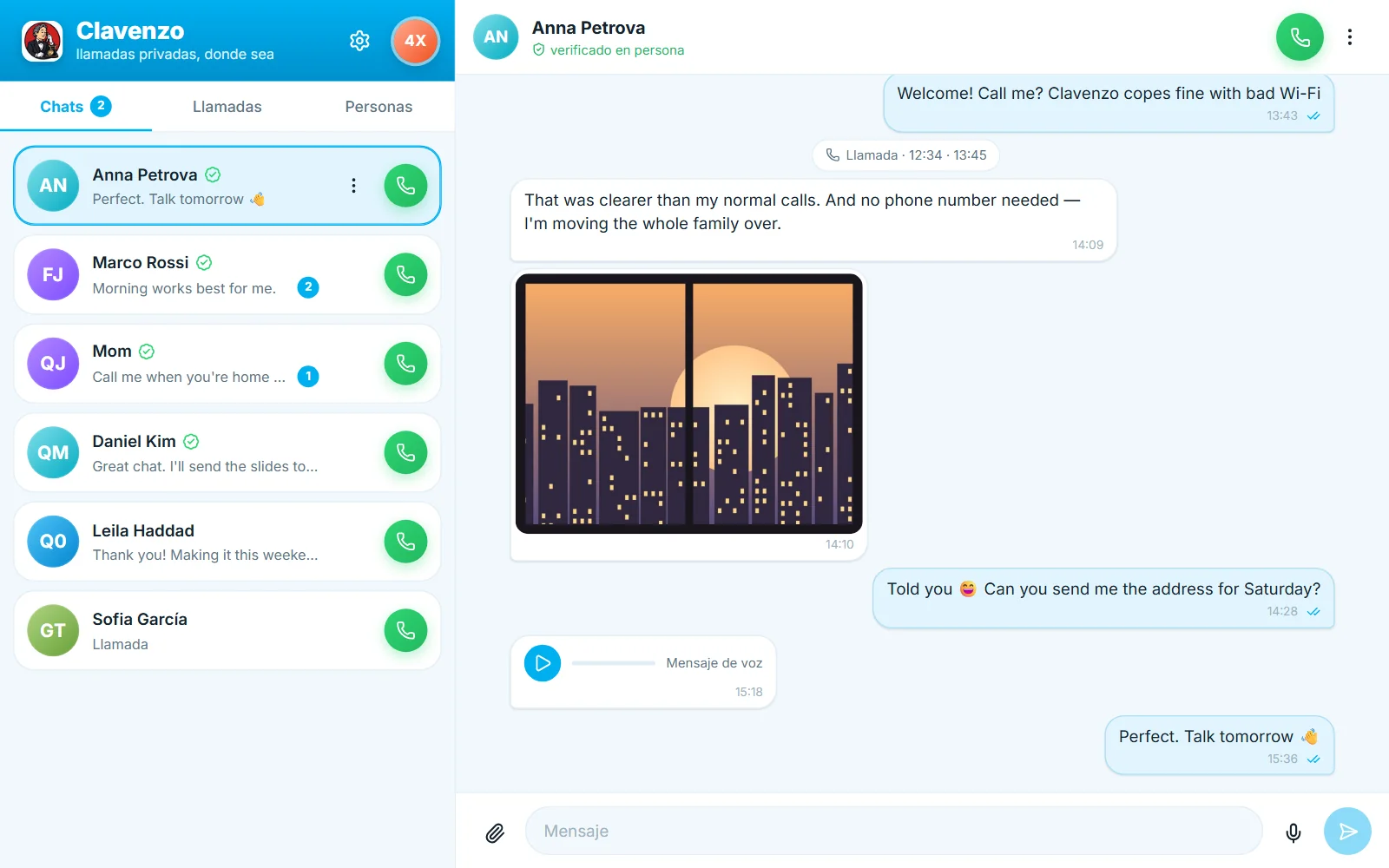 La app de escritorio de Clavenzo en un ordenador: la lista de conversaciones junto a una conversación abierta con mensajes, el registro de una llamada, una foto y un mensaje de voz.