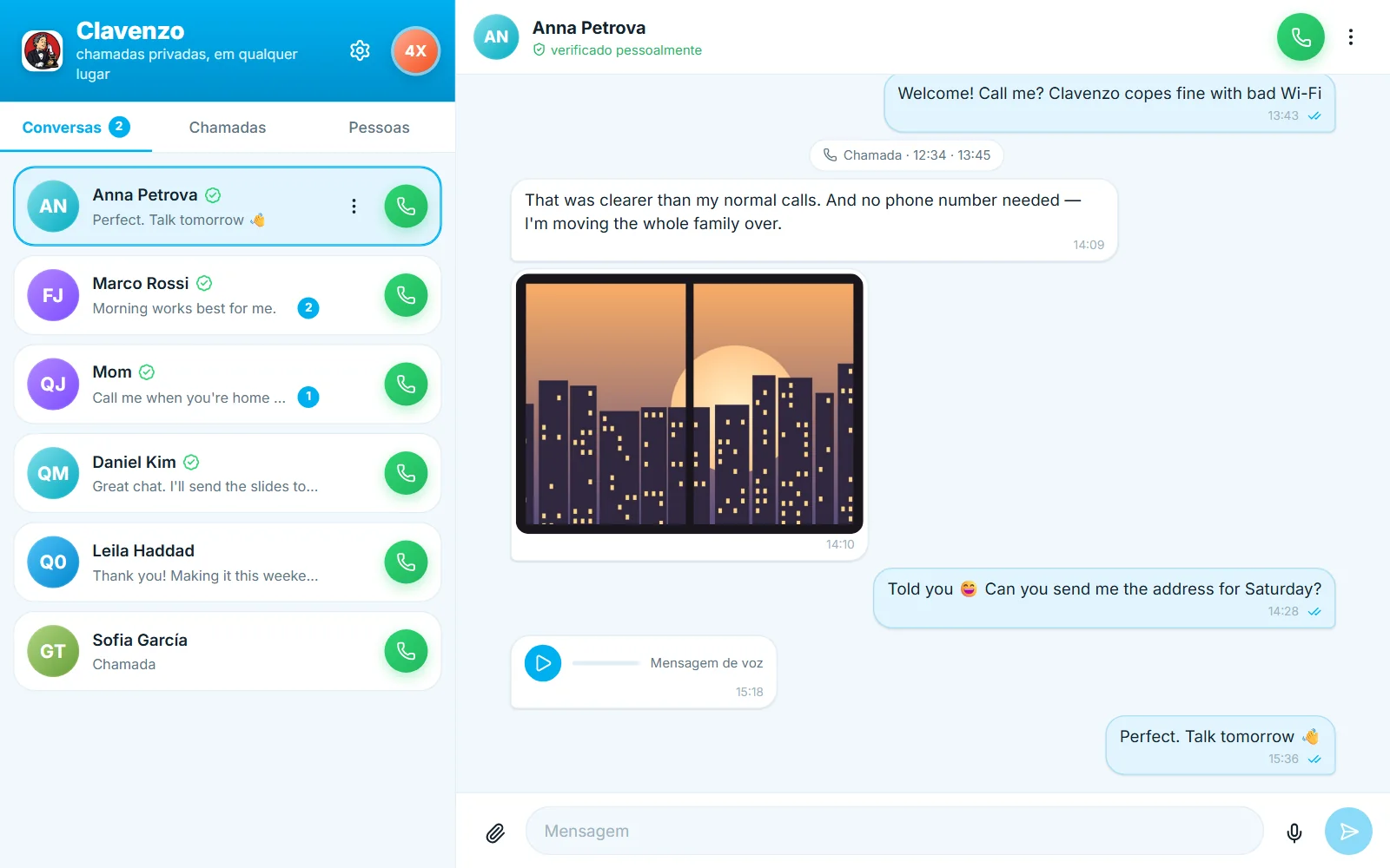 O app para computador do Clavenzo: a lista de conversas ao lado de uma conversa aberta com mensagens, o registo de uma chamada, uma fotografia e uma mensagem de voz.
